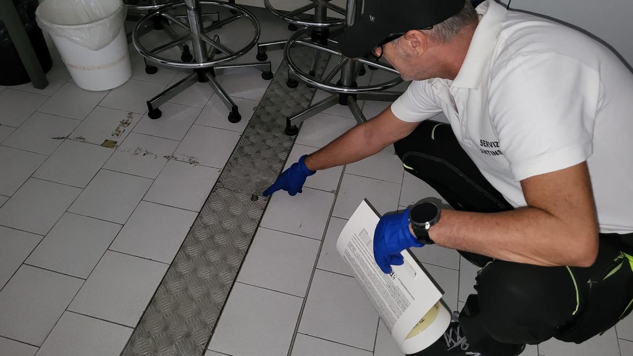 Le tracce della presenza dei topi dentro uno degli istituti
