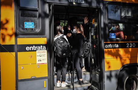 «Mio figlio perde ore di lezione per la corriera che arriva tardi»