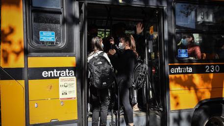 «Mio figlio perde ore di lezione per la corriera che arriva tardi»