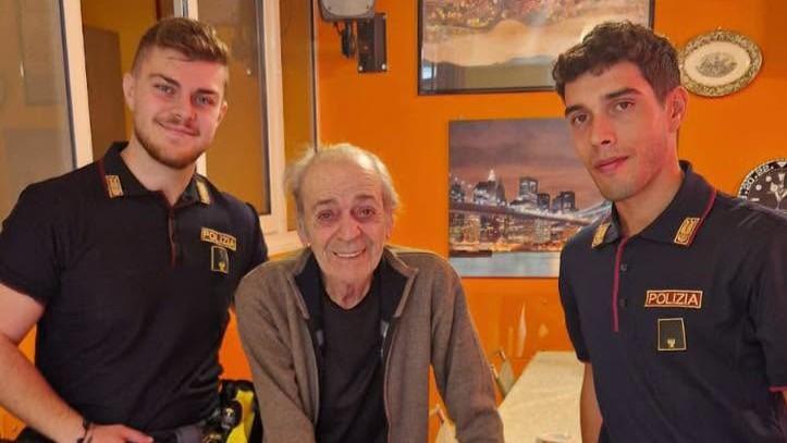 «Caro 112, mi sento solo»: a 84 anni chiama la polizia, due agenti vanno a fargli compagnia