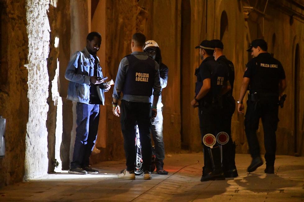 Sassari, vede la polizia locale e scappa nei vicoli: nello zaino quasi un chilo di marijuana