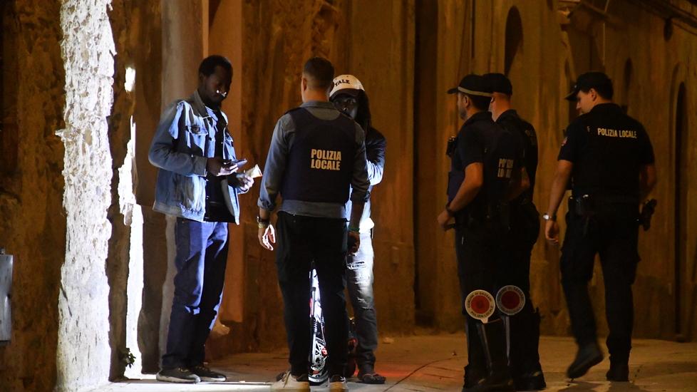 Sassari, vede la polizia locale e scappa nei vicoli: nello zaino quasi un chilo di marijuana
