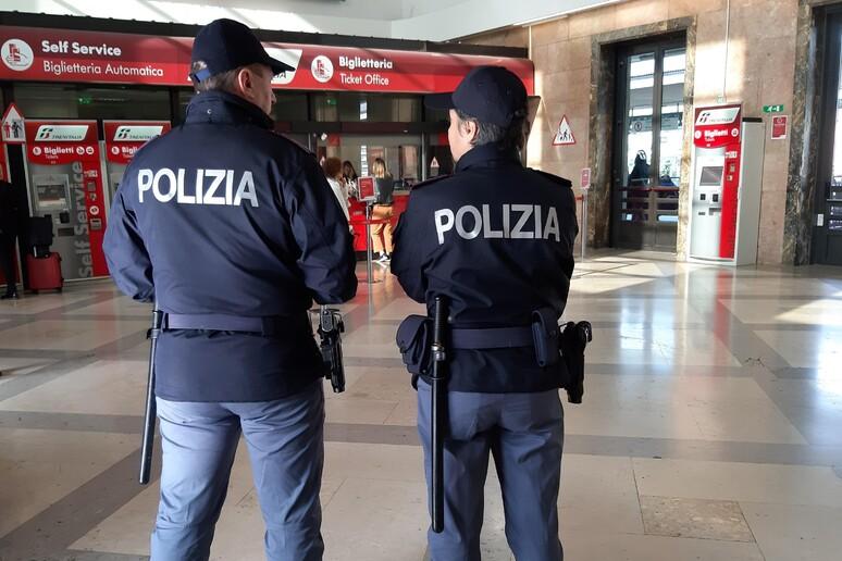 Due agenti della polizia ferroviaria (foto d'archivio)