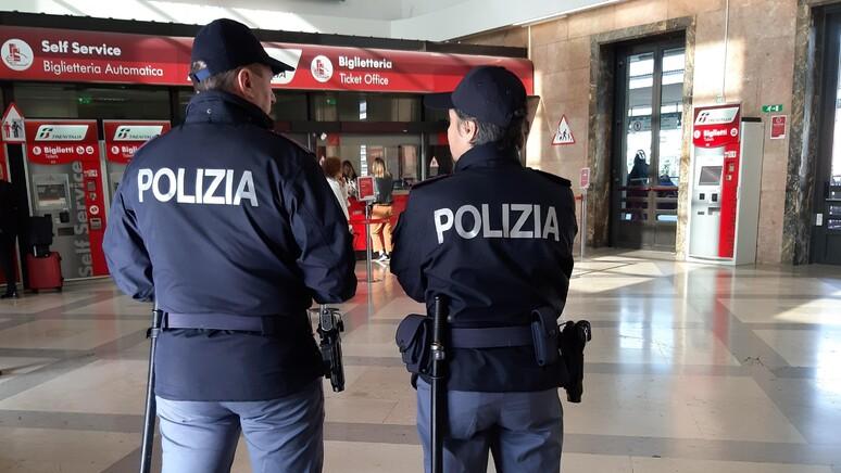 Due agenti della polizia ferroviaria (foto d'archivio)