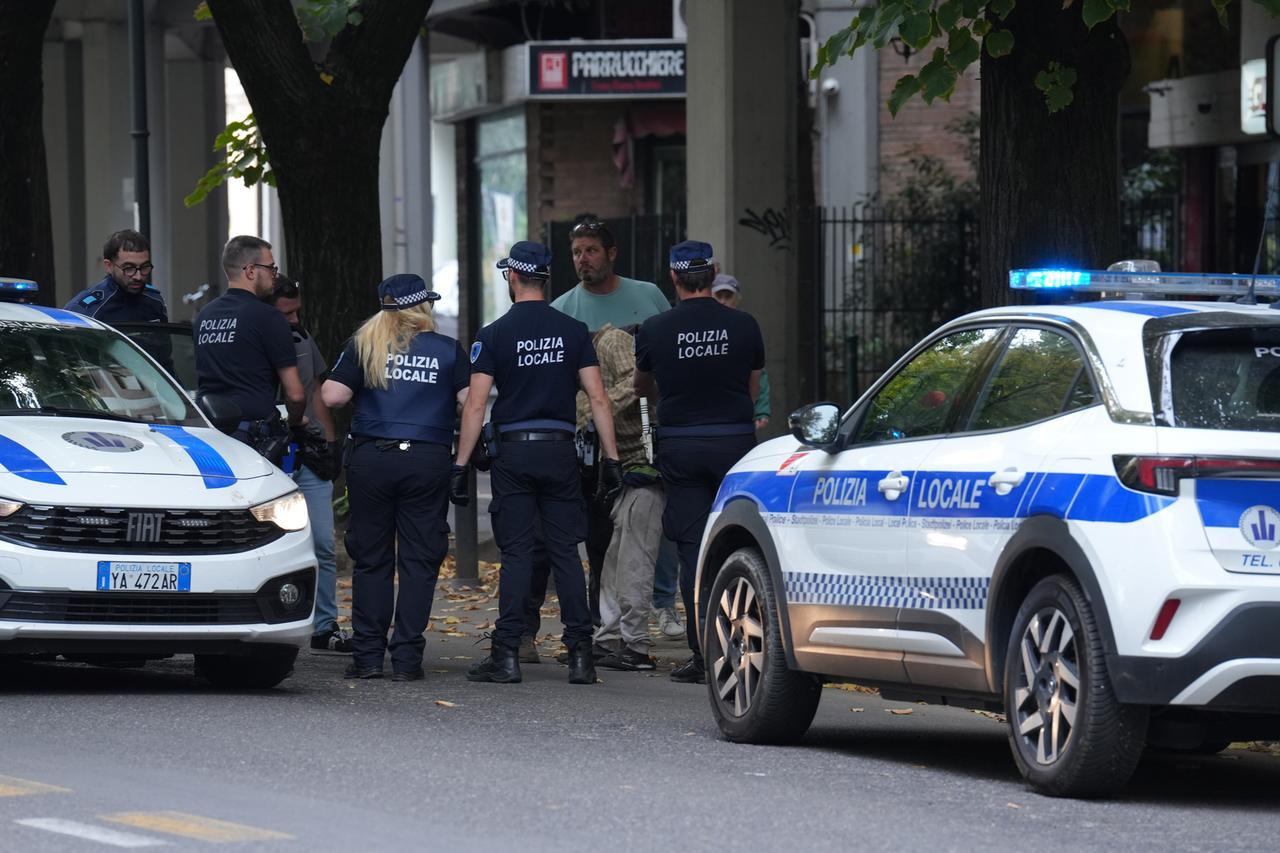 Zona stazione, un giovane tira sassi contro le auto in transito