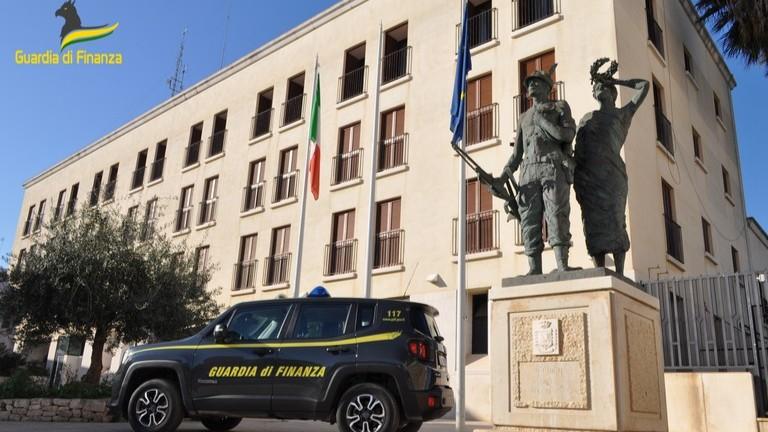 Con i soldi dei fallimenti sanava i suoi debiti: ai domiciliari un’avvocata e il marito. Tre interdizioni e sequestri di beni di lusso