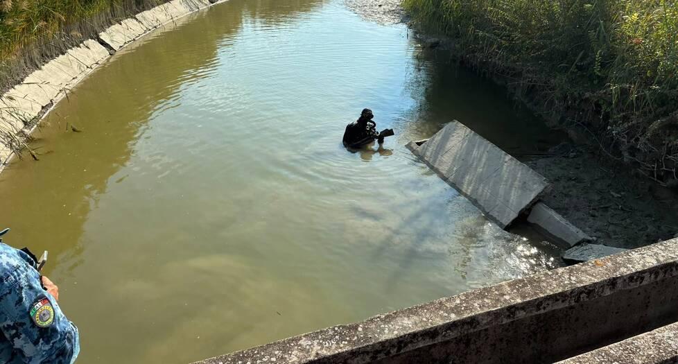 Vecchi mitra, pistole e una bomba. La scoperta dei giovani pescatori a San Prospero