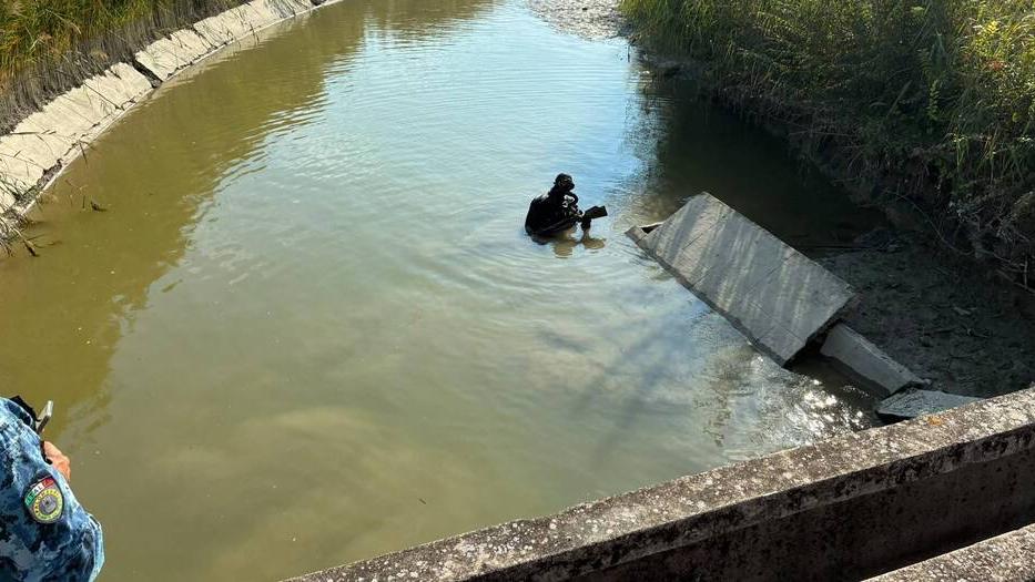 Vecchi mitra, pistole e una bomba. La scoperta dei giovani pescatori a San Prospero