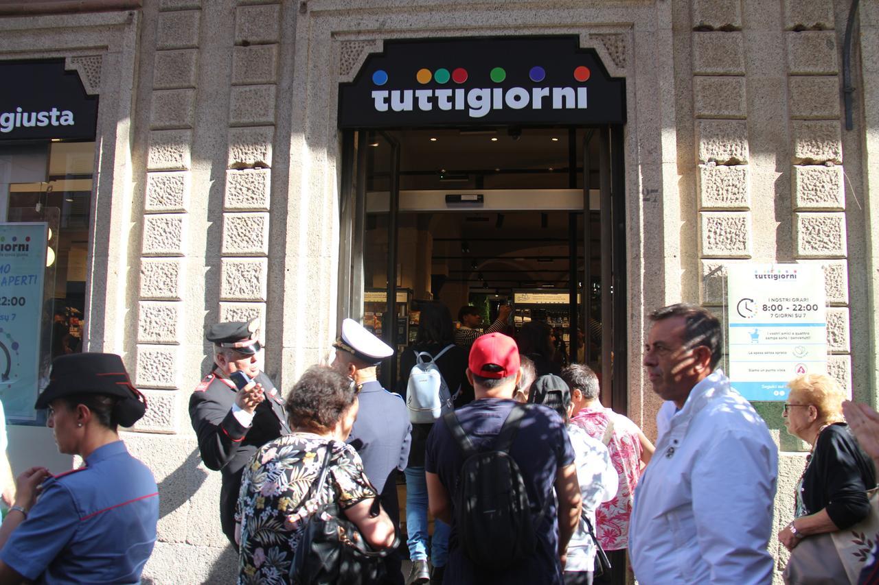 Sassari, il nuovo Tuttigiorni apre nel centro storico: piccola folla all’inaugurazione