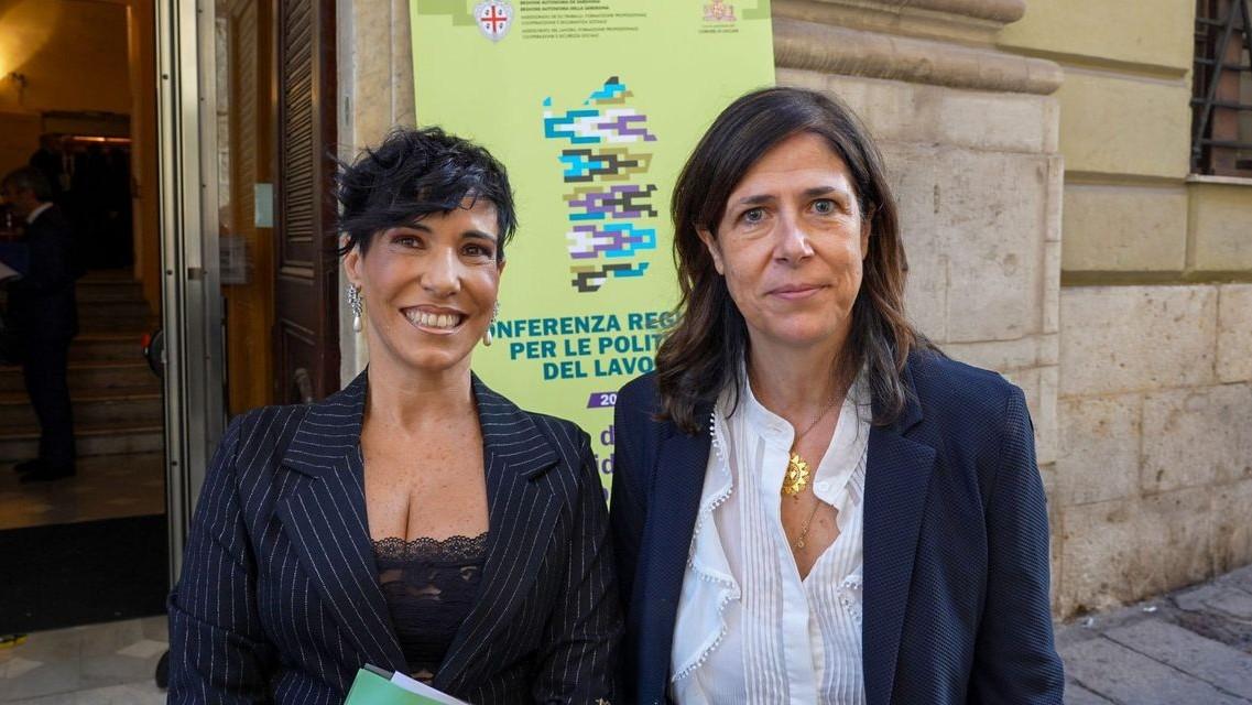 L'assessora al Lavoro Desirè Manca e la presidente della Regione Alessandra Todde 