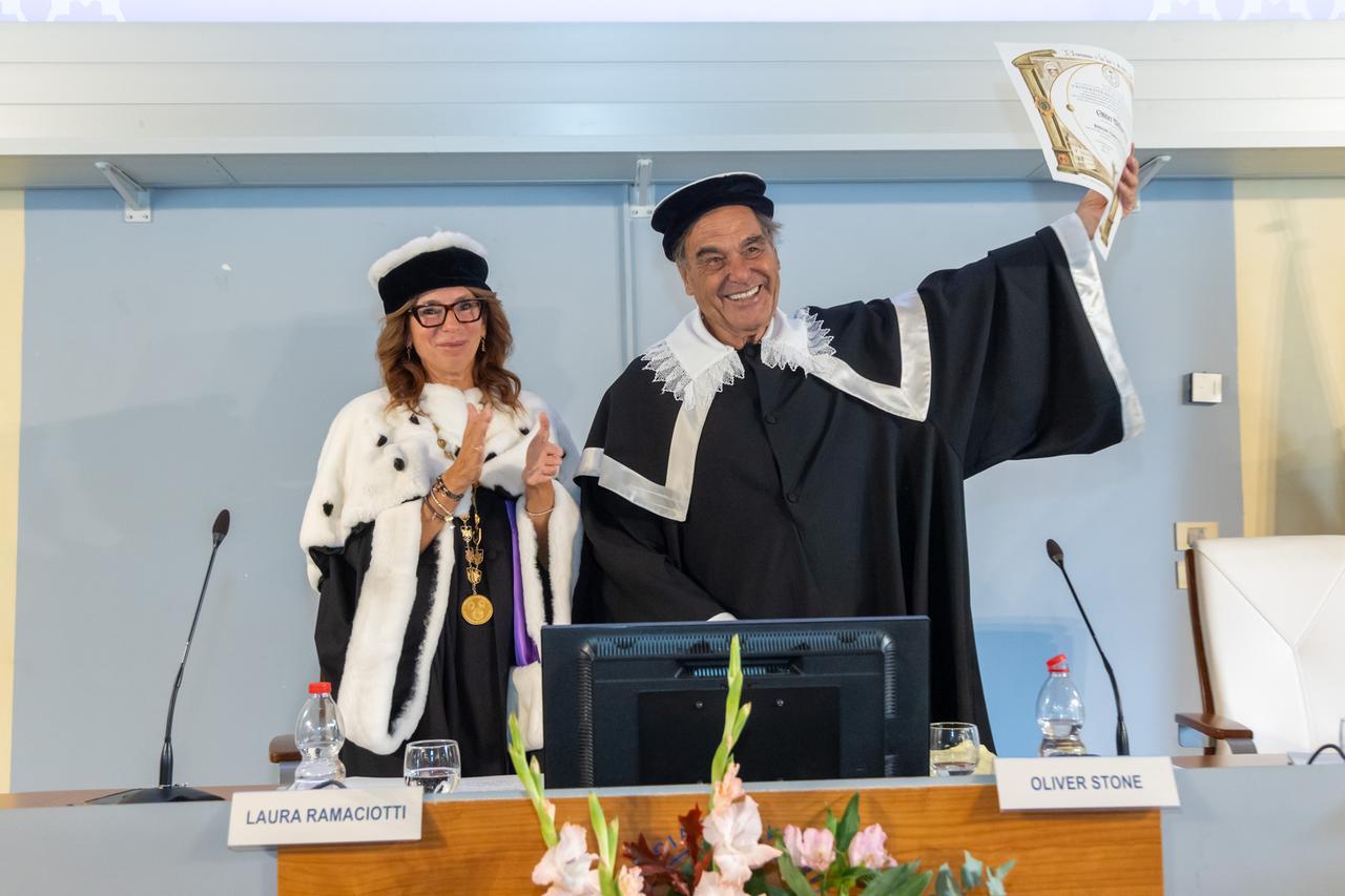 Oliver Stone a Ferrara, dopo la cittadinanza arriva la laurea honoris causa