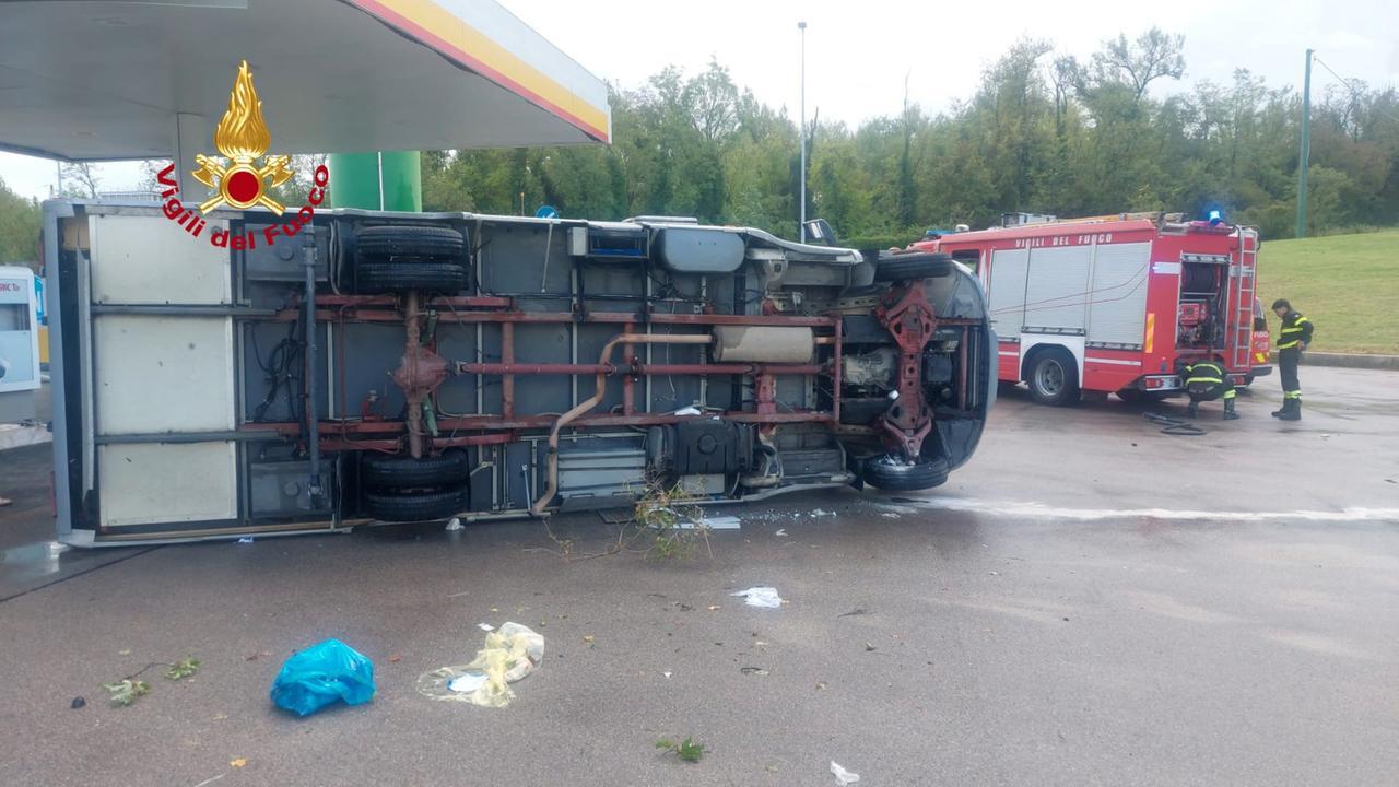
	Il camper ribaltato


