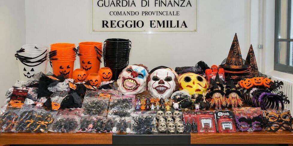 
	Maschere e giocattoli di Halloween sequestrati

