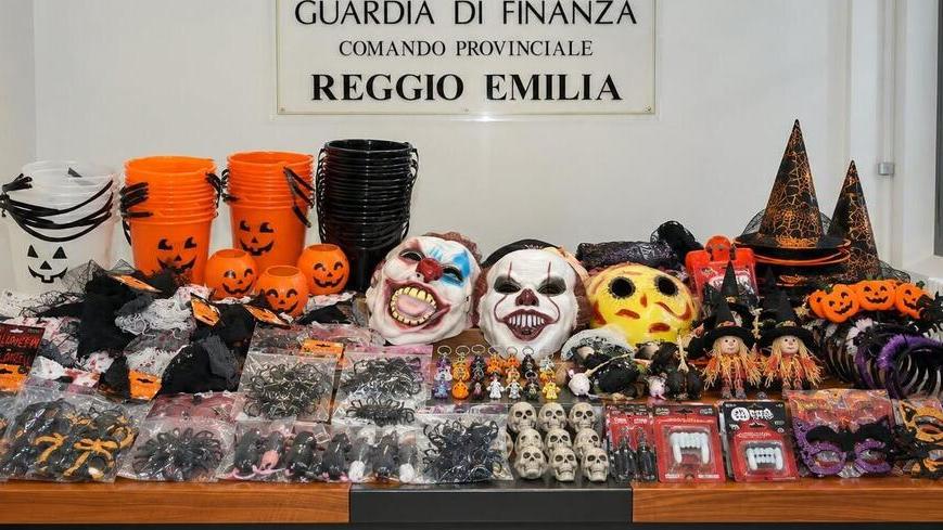 Maschere e giocattoli di Halloween sequestrati