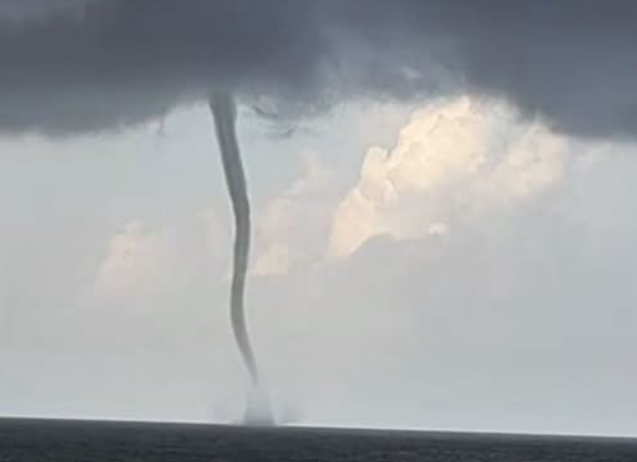 Trombe marine e nubifragi, il maltempo si abbatte sulla Sardegna: «Temperature in picchiata»