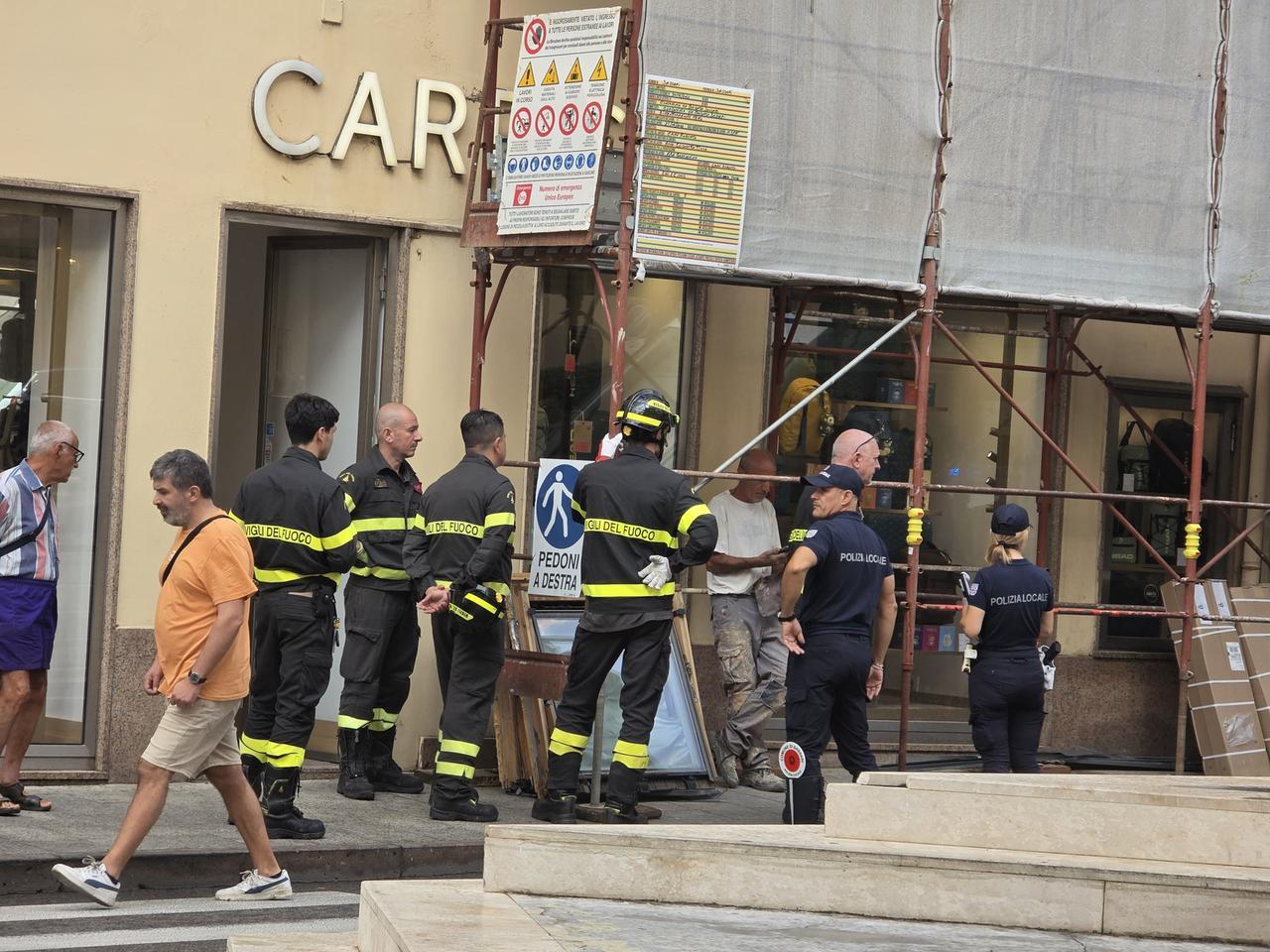 Sassari, crolla una lastra dal ponteggio: travolta e ferita una ragazza di 20 anni