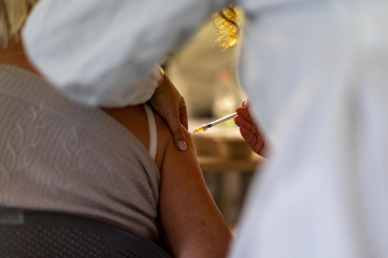 Influenza e Covid-19, in Emilia-Romagna parte la campagna di vaccinazione: come funziona