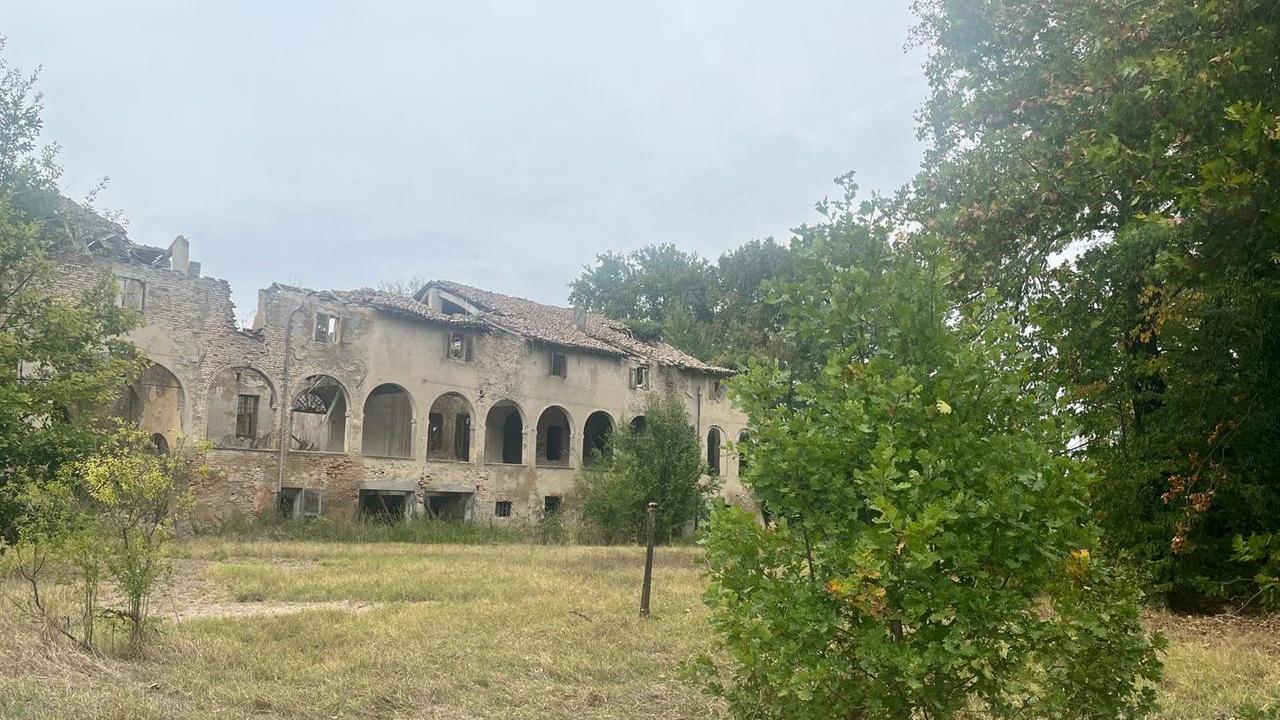 Corte del Traghettino, nuove intrusioni dopo la caduta del 13enne. Il sindaco: «Non entrate, è pericolante»