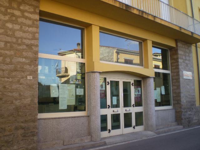 Annunci di morte sui muri, il sindaco dichiara guerra alle affissioni abusive