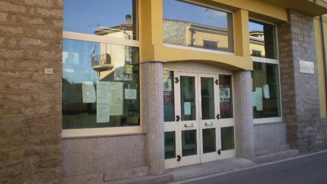 Annunci di morte sui muri, il sindaco dichiara guerra alle affissioni abusive