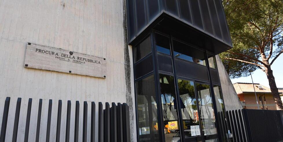 Grosseto, spinte e calci: in sei ragazze contro una sola. L’aggressione choc fuori da un locale