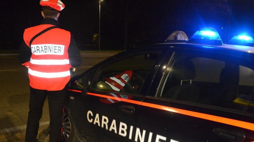 Sorprende sua moglie in auto con un uomo in mutande: lo massacra di botte
