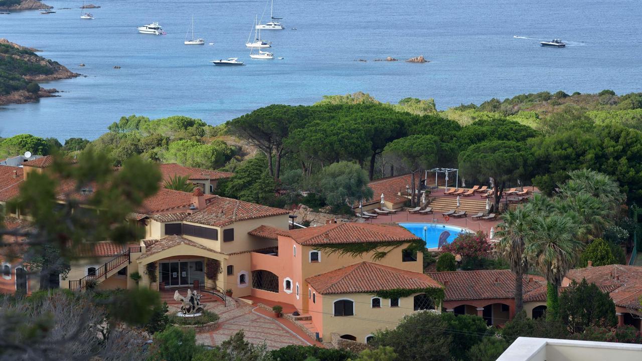 Bill Gates sbarca in Sardegna, l’hotel “Le ginestre” sarà gestito dalla sua FourSeasons: i retroscena