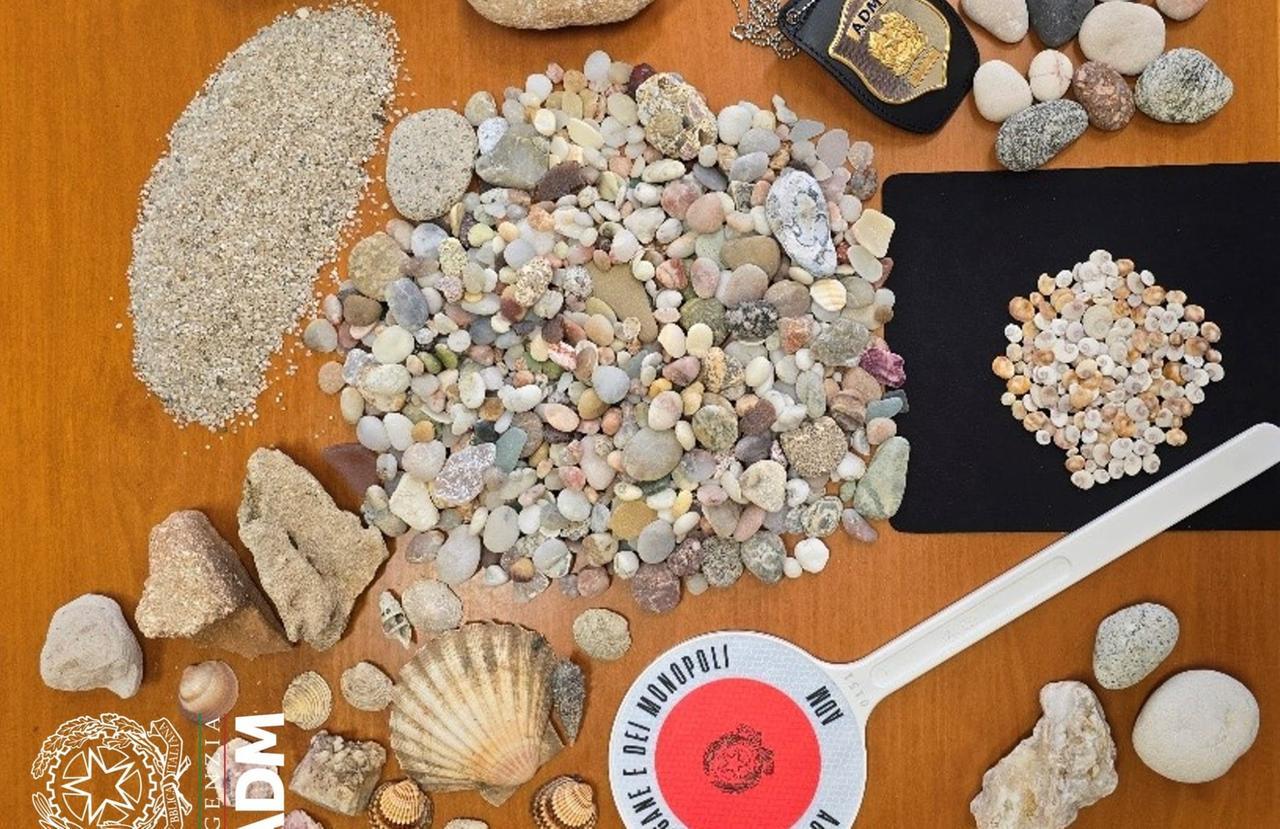 Sabbia e conchiglie portate via dalle spiagge della Sardegna: sequestrati oltre 250 chili