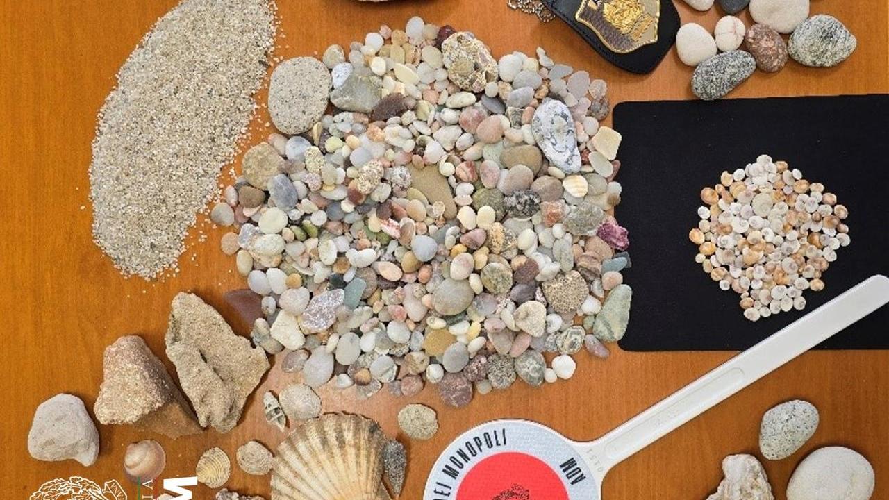 Sabbia e conchiglie portate via dalle spiagge della Sardegna: sequestrati oltre 250 chili