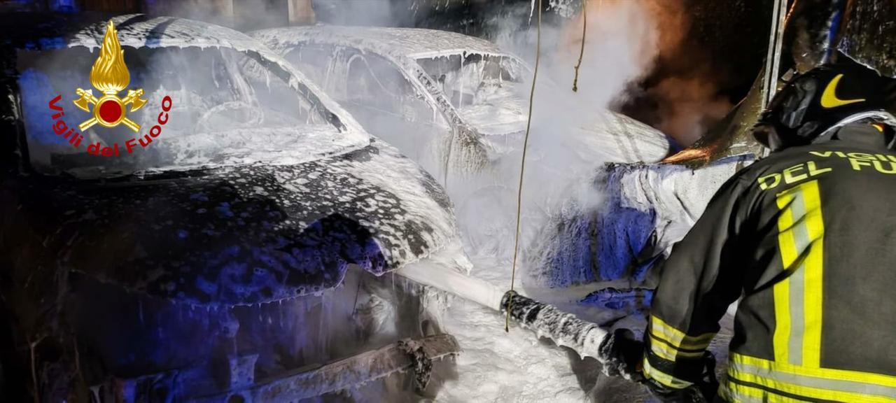 Reggio Emilia, incendio nella notte: due auto in fiamme in via Pietro Fantuzzi