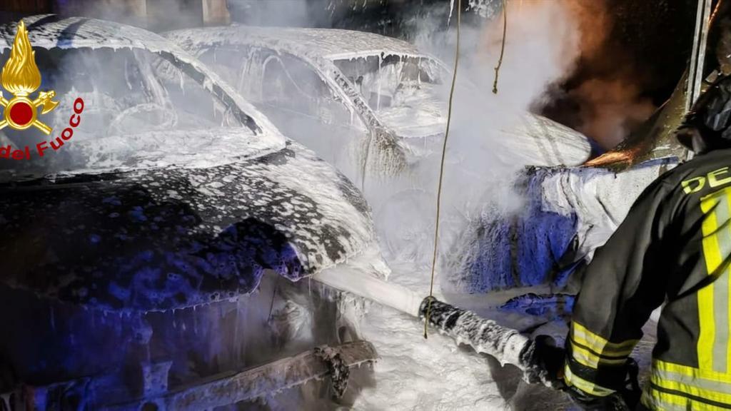 Reggio Emilia, incendio nella notte: due auto in fiamme in via Pietro Fantuzzi