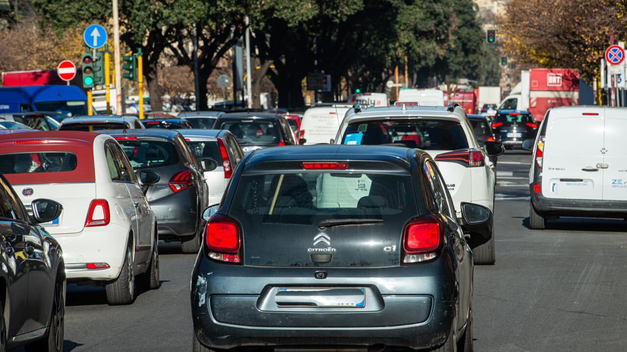 Auto, dodici milioni di italiani lasciati a piedi in un anno: i guasti più frequenti