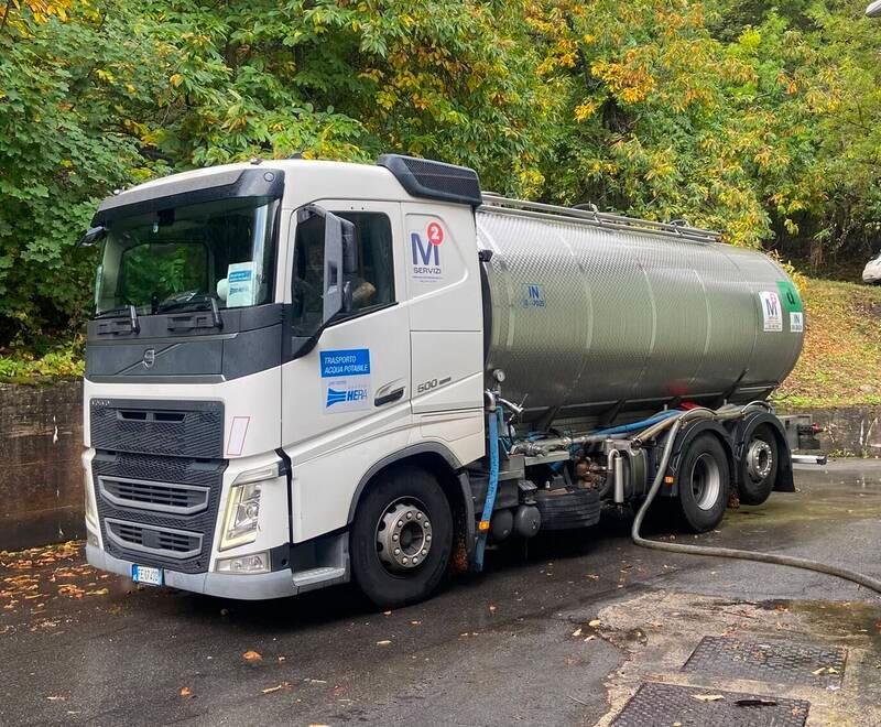 Emergenza siccità, Fanano resta a secco: l’acqua arriva con le autobotti