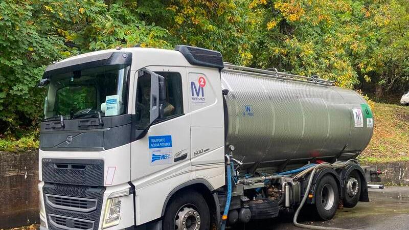 Emergenza siccità, Fanano resta a secco: l’acqua arriva con le autobotti