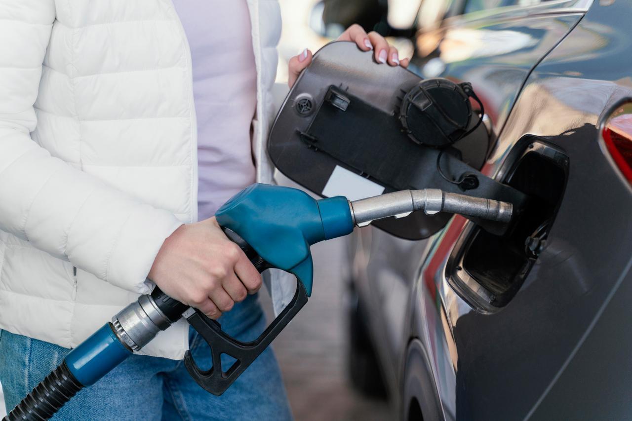 La benzina è difettosa, l’auto si blocca. Ma il risarcimento viene negato: ecco perché