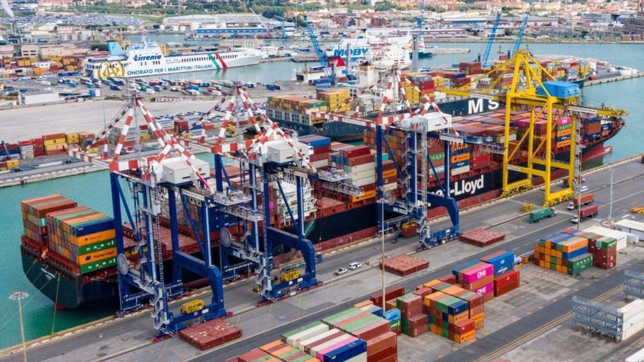 In alto una nave mentre scarica container (foto d’archivio)