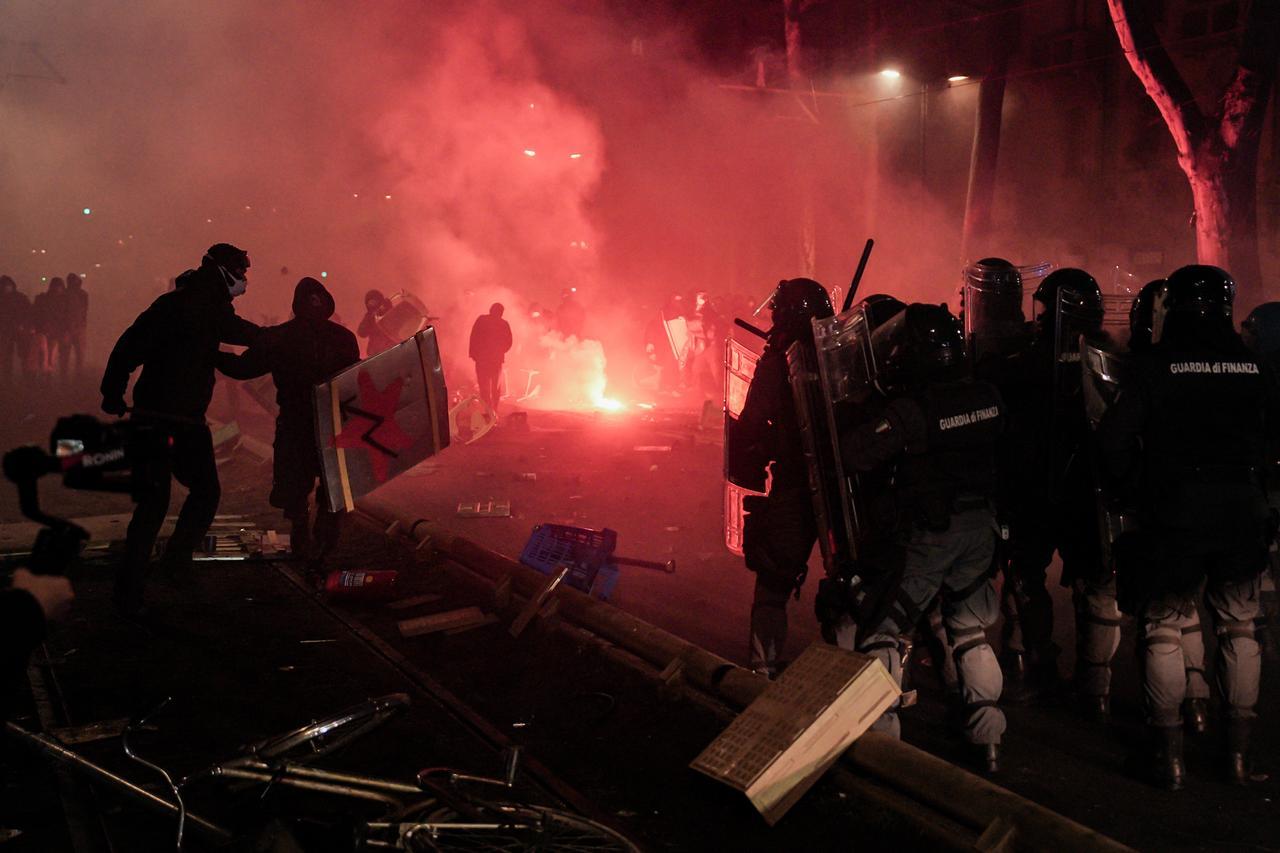 Scontri al corteo per Askatasuna a Torino, perquisizioni della polizia anche a Reggio Emilia