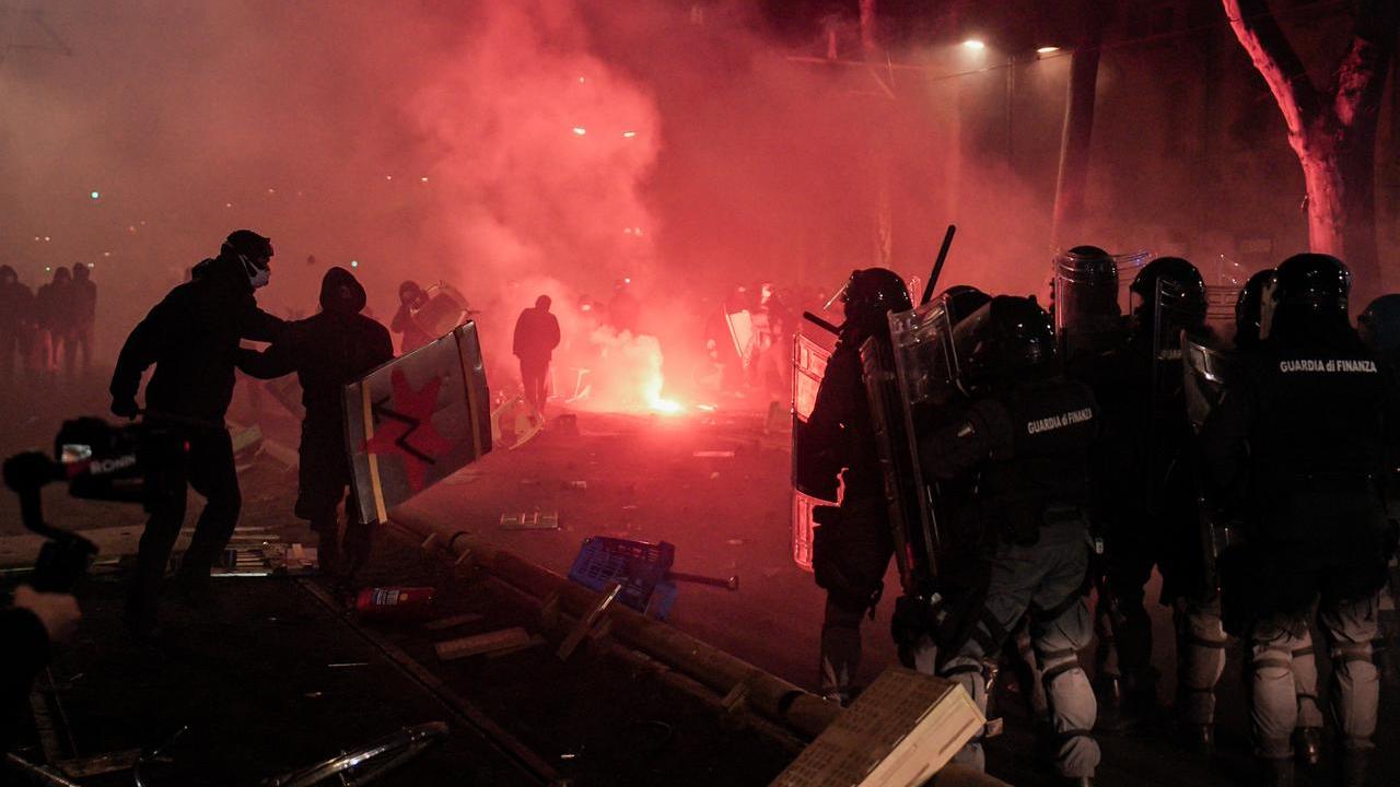 Scontri al corteo per Askatasuna a Torino, perquisizioni della polizia anche a Reggio Emilia