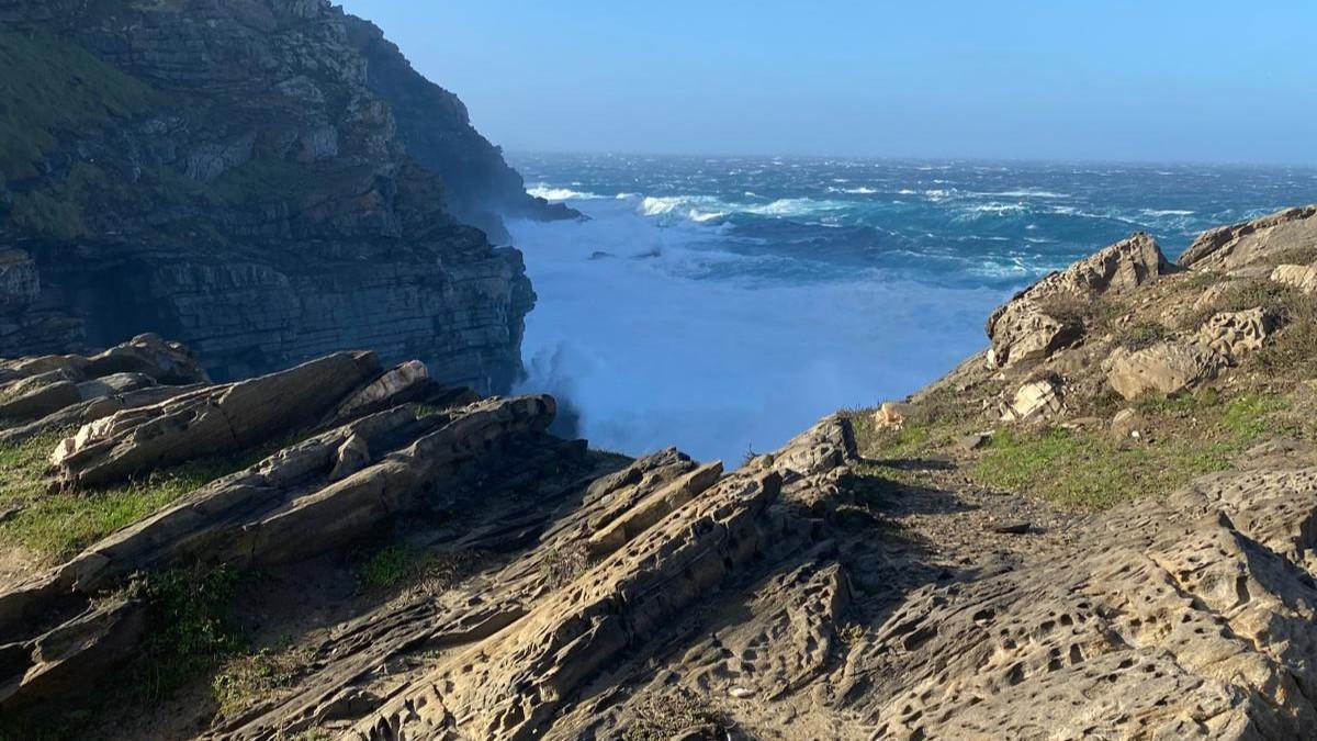 Stintino, giovane sassarese cade dagli scogli e scompare in acqua: avviate le ricerche