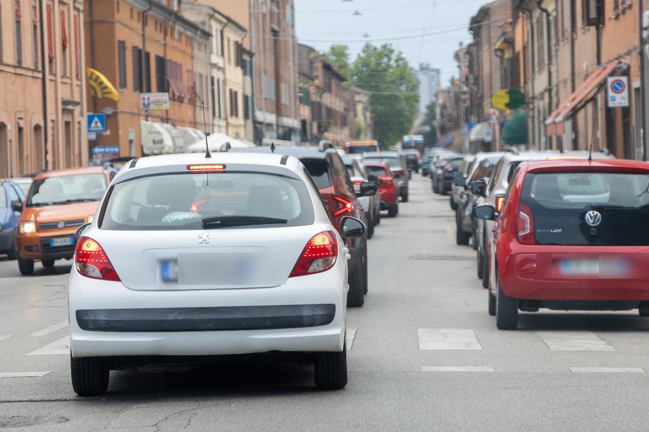 Auto, dodici milioni di italiani lasciati a piedi in un anno: i guasti più frequenti