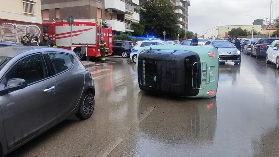 Sassari, urta un’auto e si ribalta con la microcar