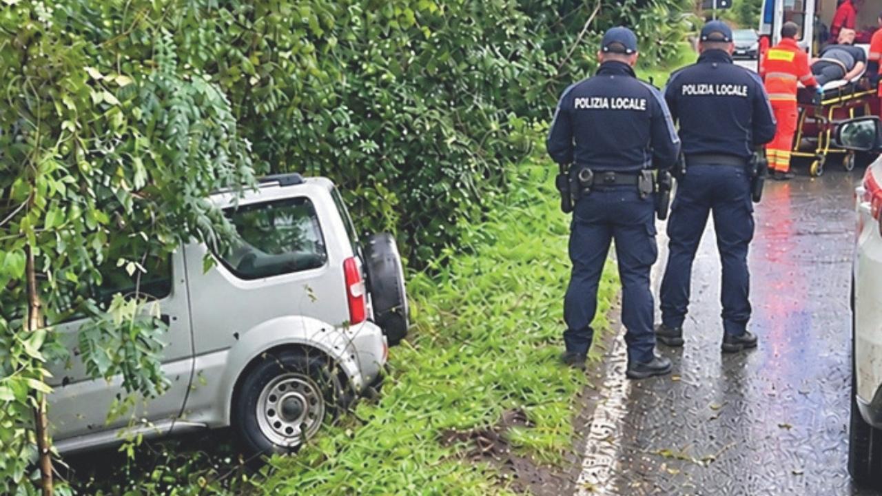 Fivizzano, pensionato sbanda con l’auto e finisce fuori strada: trasportato in ospedale