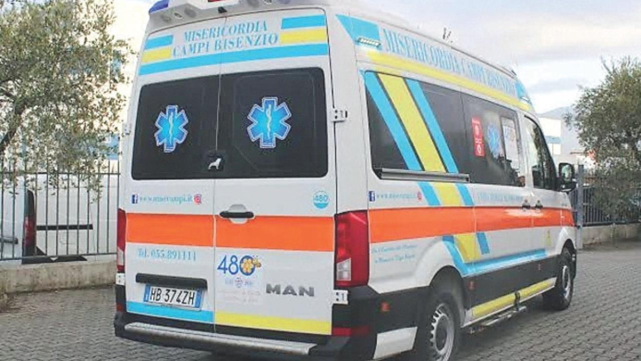 
	Un'ambulanza della Misericordia di Campi Bisenzio (foto archivio)

