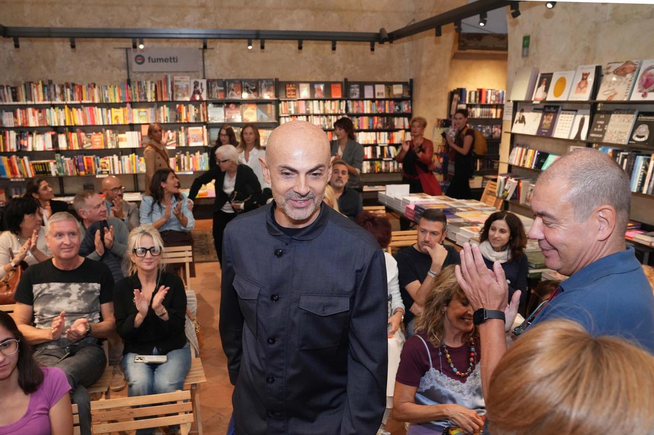 Enzo Miccio si racconta a Reggio Emilia: l’infanzia, la morte del compagno, la terapia. «Il dolore non sparisce»