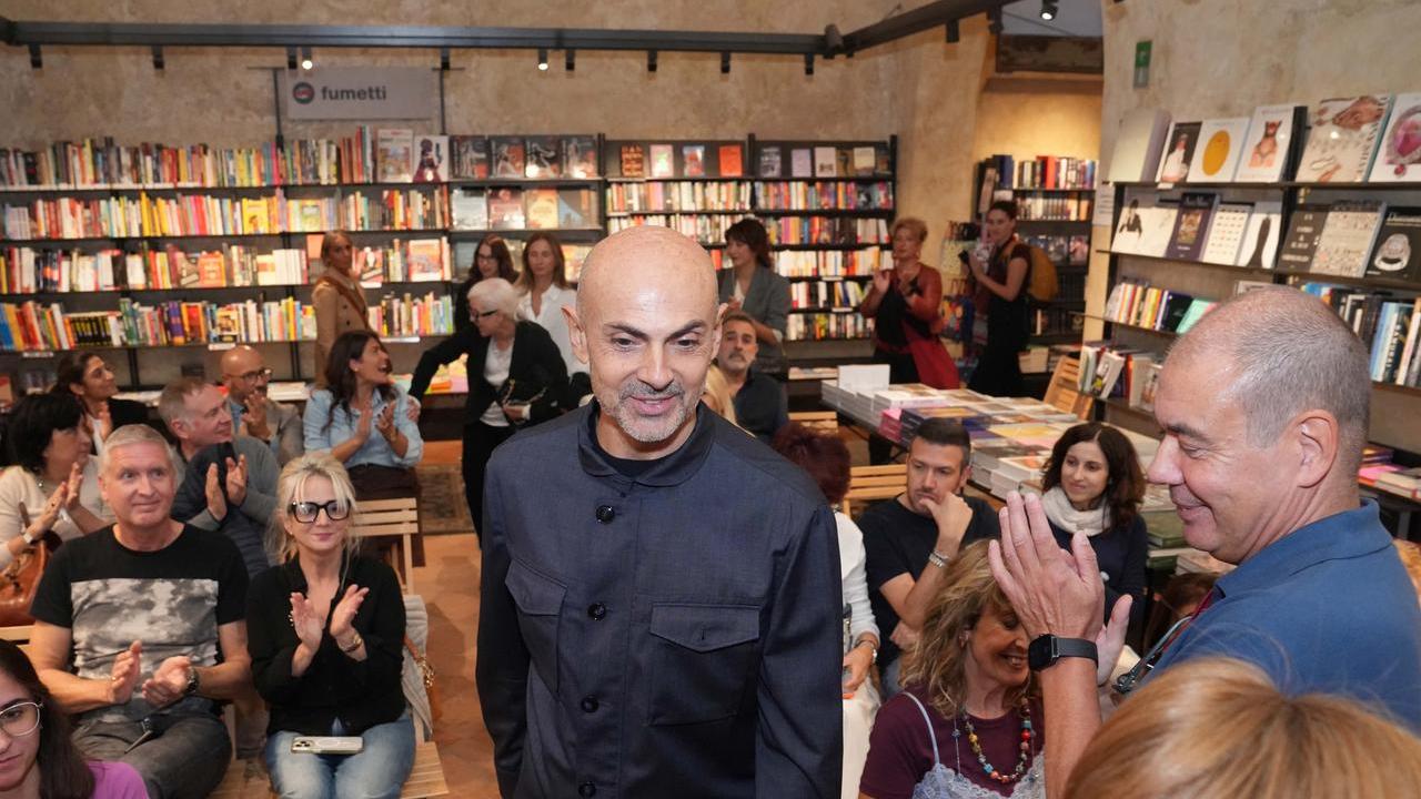 Enzo Miccio si racconta a Reggio Emilia: l’infanzia, la morte del compagno, la terapia. «Il dolore non sparisce»
