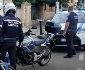 Investe un agente che regola il traffico davanti alle scuole