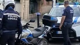 Investe un agente che regola il traffico davanti alle scuole