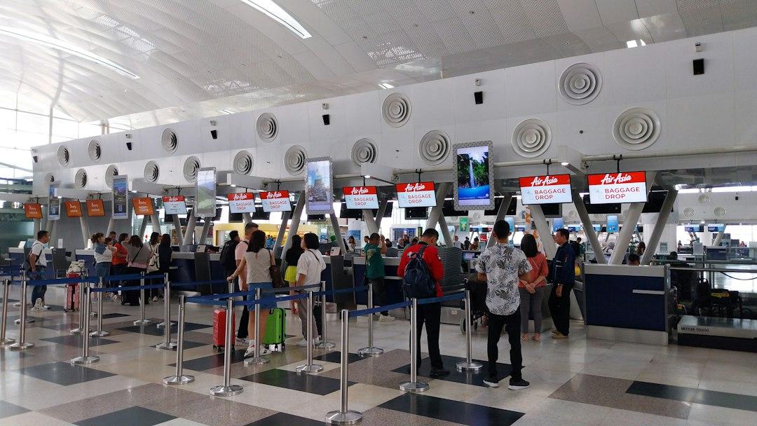 Paura in aeroporto a Napoli: passeggero aggredisce l’addetta al check-in e tenta di strangolarla