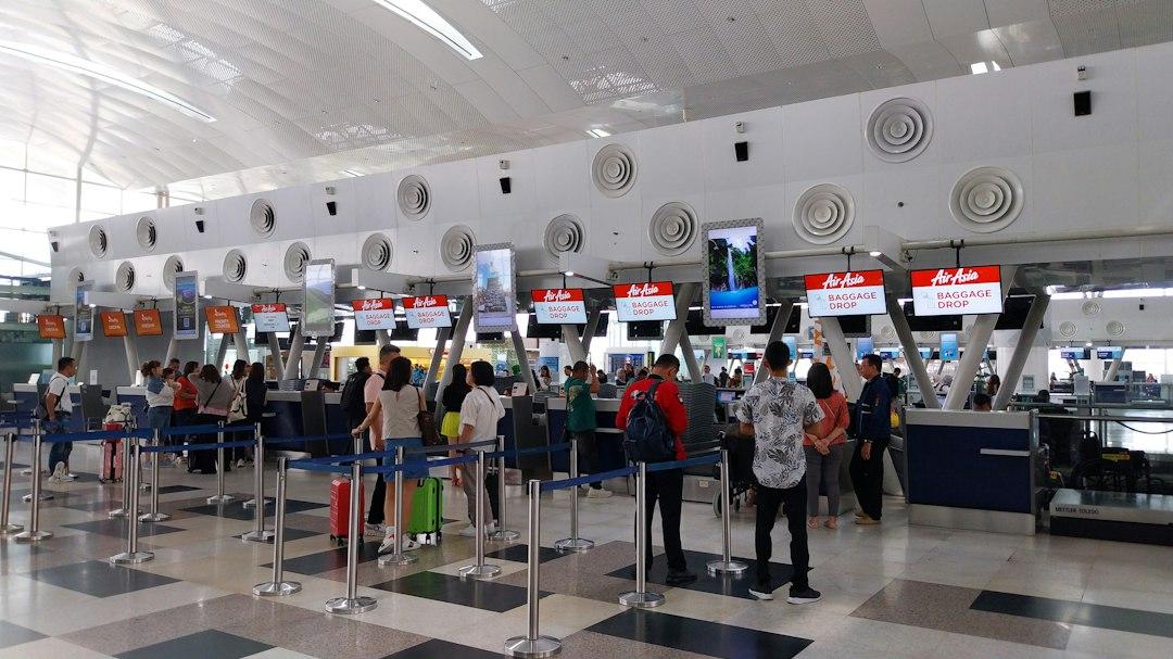 Paura in aeroporto a Napoli: passeggero aggredisce l’addetta al check-in e tenta di strangolarla