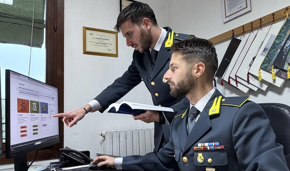 Cento, si spacciano per finanzieri con l’intento di rubare in casa